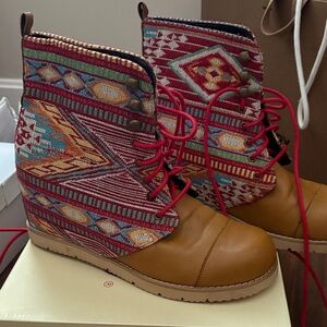 Mojo Moxy Red and Tan Patterned Wedges